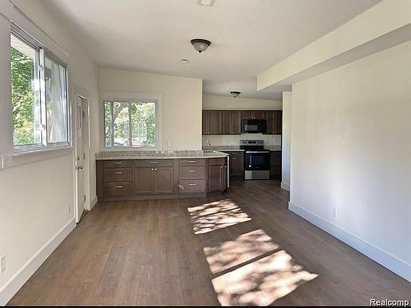 2nd image of 2920 Valley Dr
