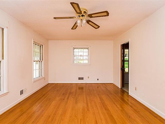 4th image of 2105 Holland Ave