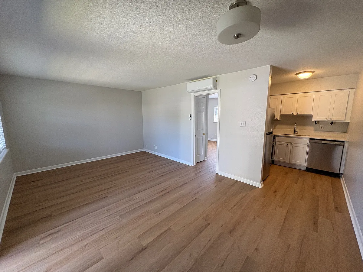 Building Photo - 3216 W Deleon St #24