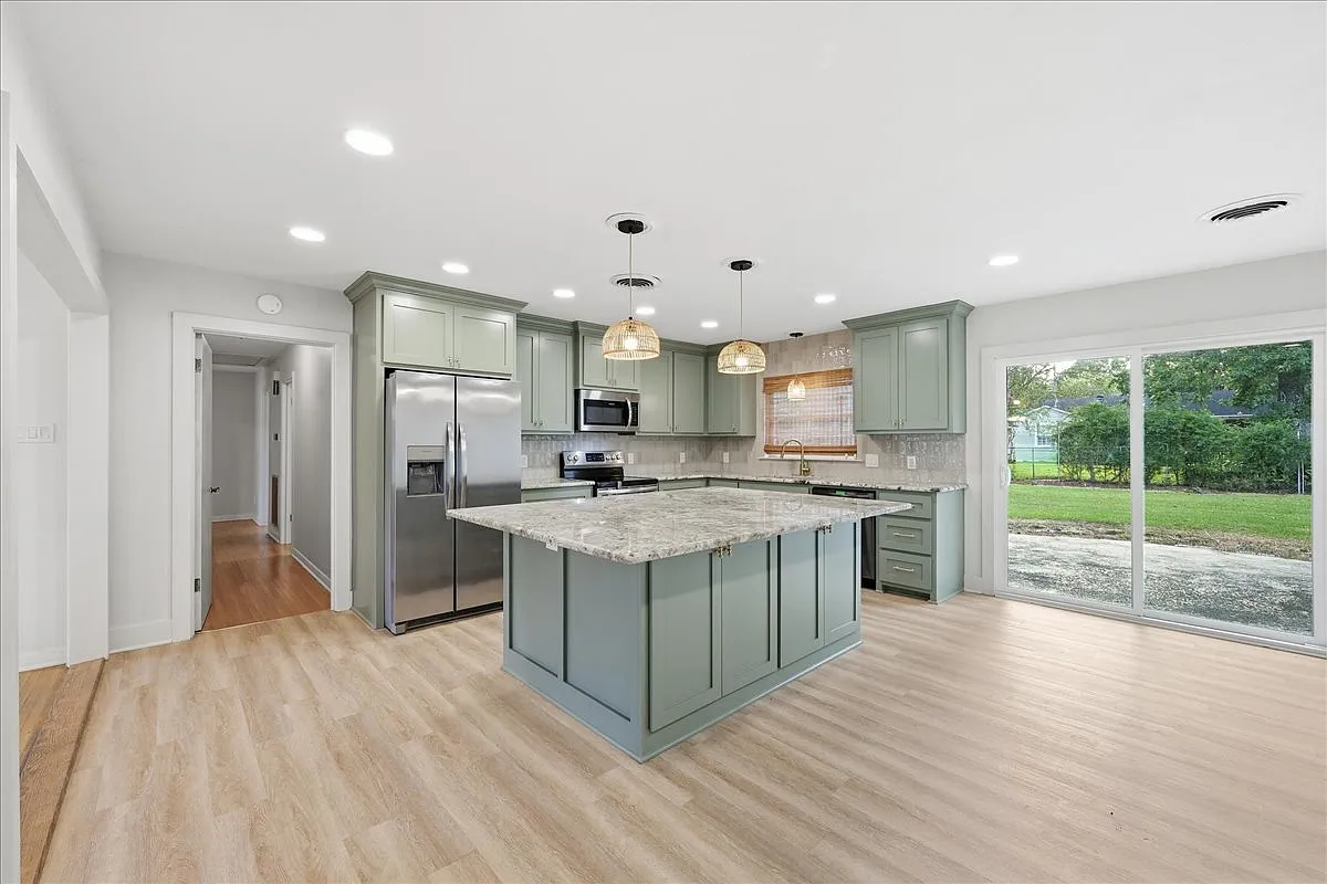 3 bed, 2.5 bath, 1710 sqft, $2,150 — Photo 2