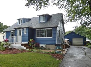 906 E 2nd St, Pella, IA 50219