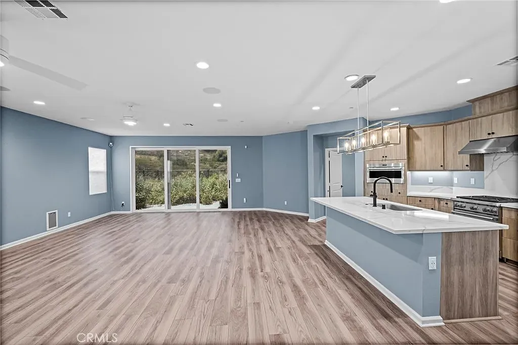 4 bed, 1991 sqft, $4,800 — Photo 4
