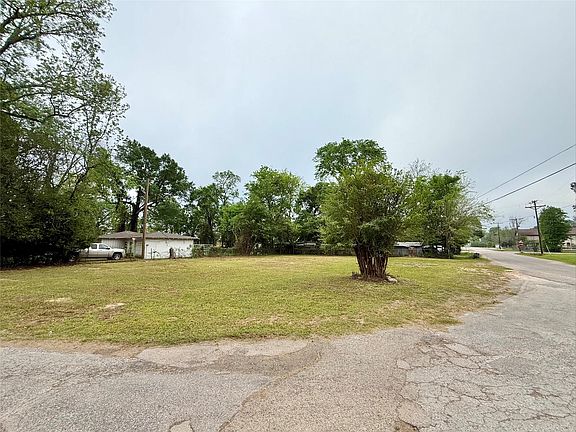 3rd image of 315 Dr Rick Kelley St