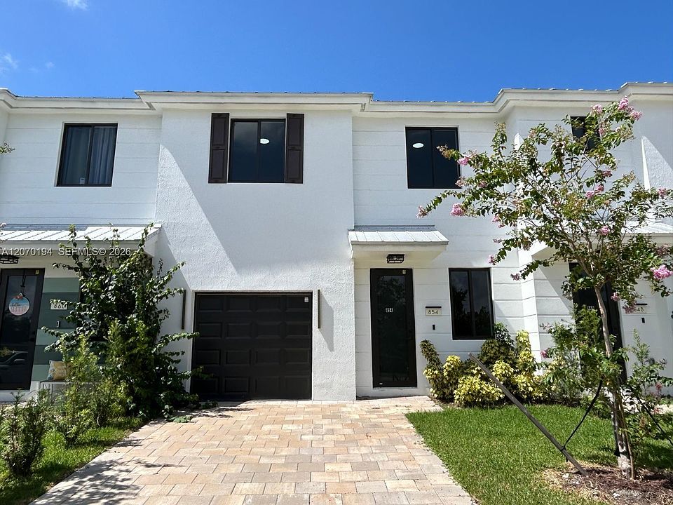 1st image of 854 SW 1st St #0