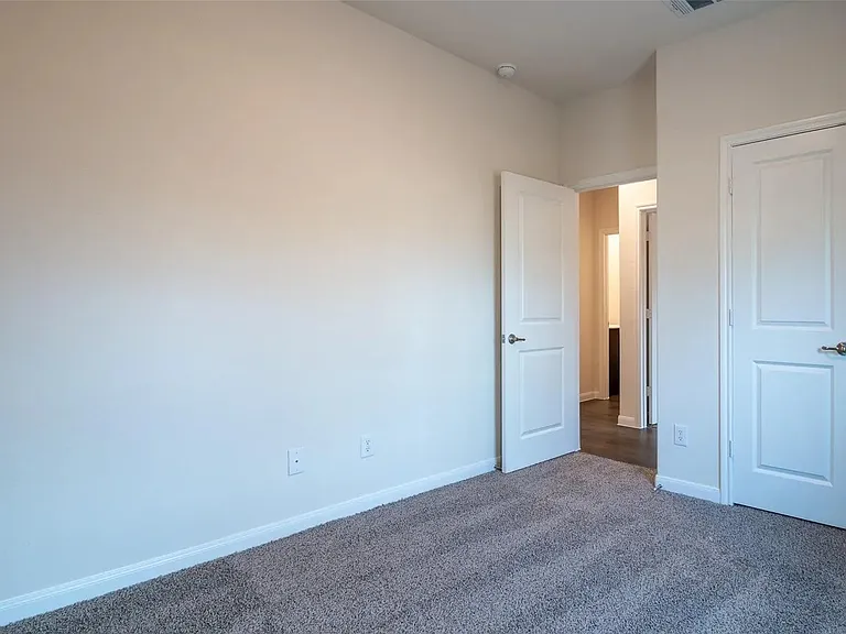 3936 Oak Creek Cir — Photo 11