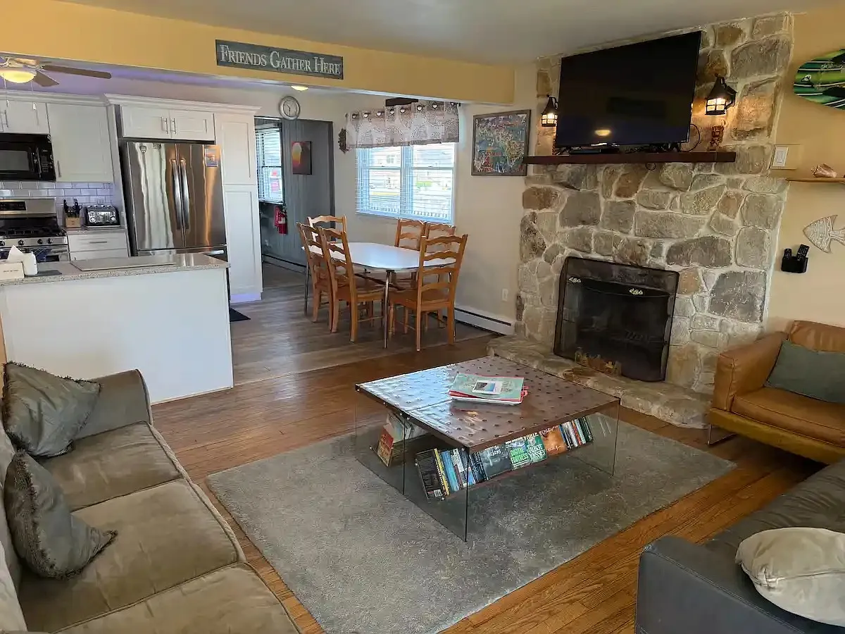 6 bed, 2.5 bath, 2660 sqft, $6,000 — Photo 4
