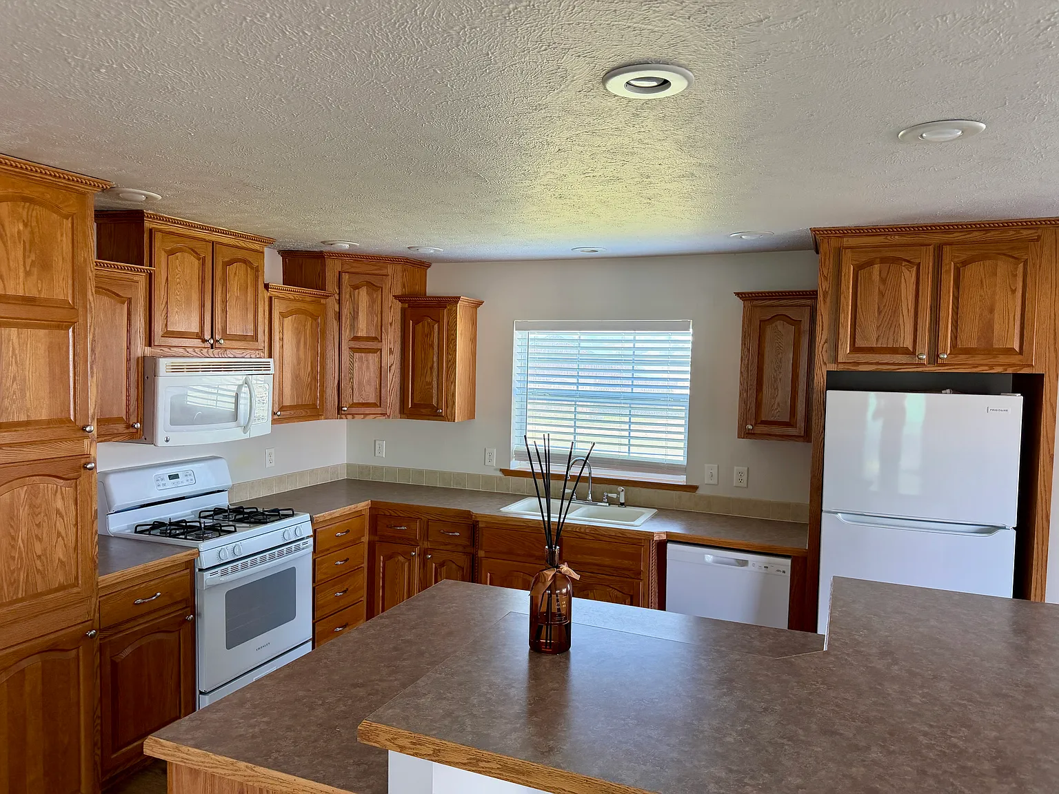 3 bed, 1800 sqft, $2,100 — Photo 3
