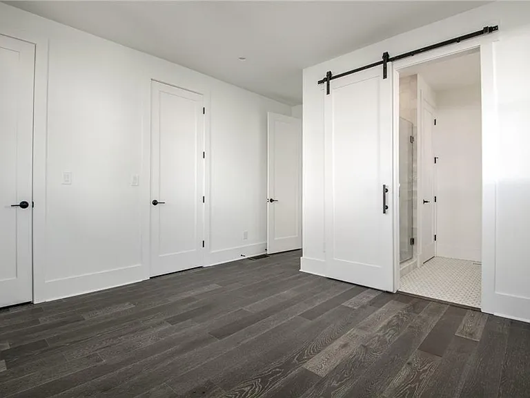 135 Carlyle Ln — Photo 16