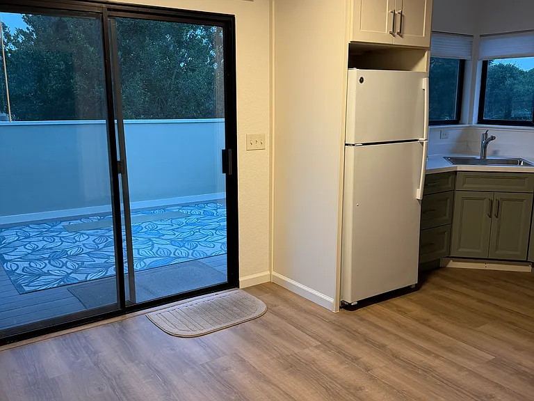 96B Carlton Dr — Photo 4