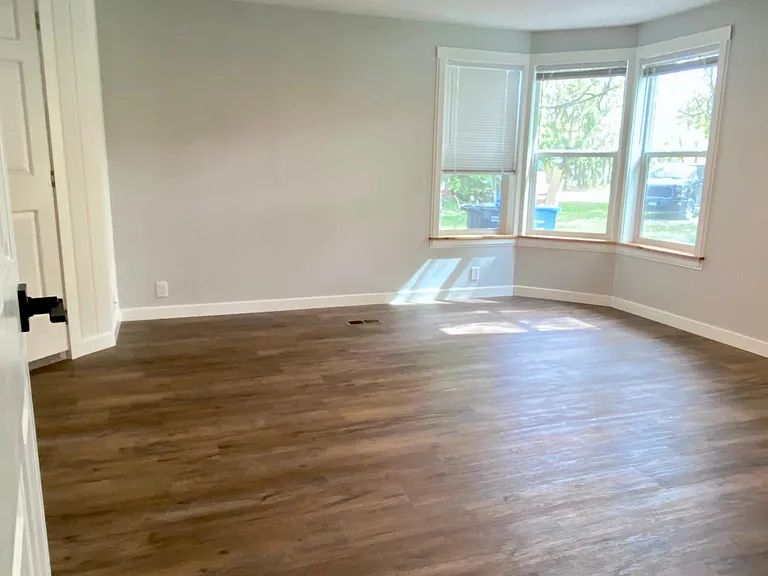 690 S Park Ave — Photo 20
