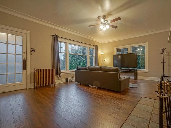 Extra spacious living room with new windows