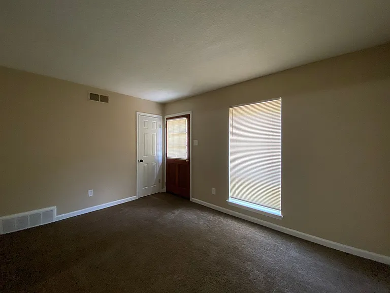 490 Ferncliff Cv — Photo 4