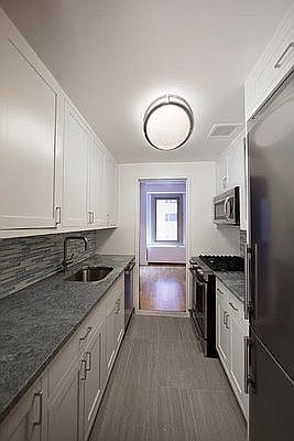 3rd image of 101 W 55th St #805