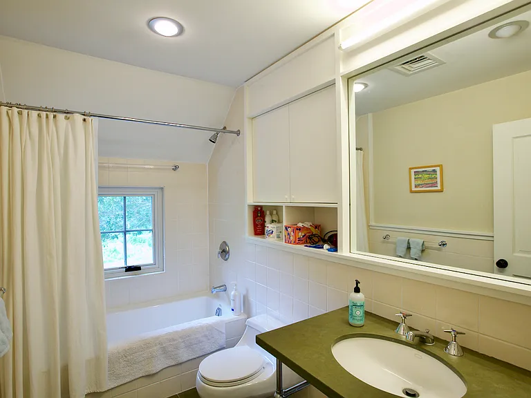 140 W Neck Rd — Photo 18