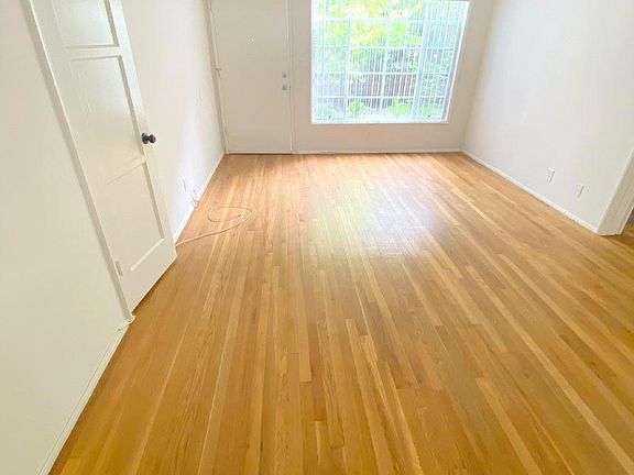 4th image of 328 N Louise St #8
