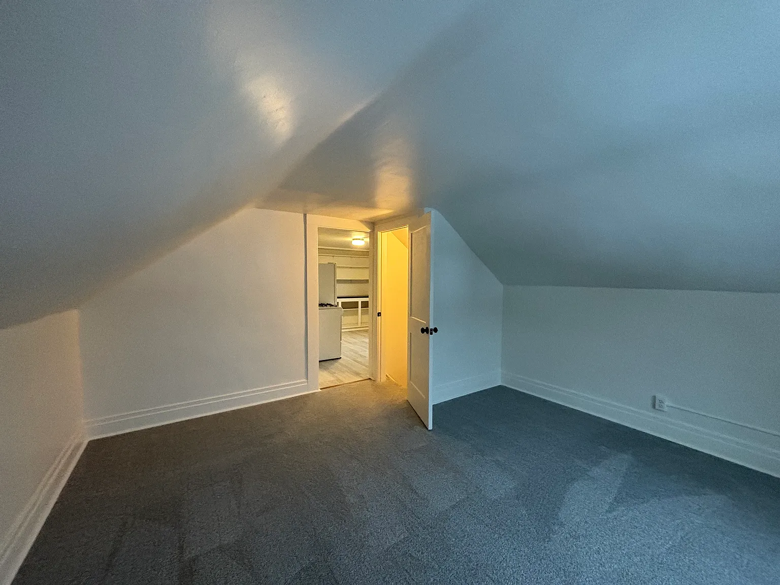 140 Sheffield Ave — Photo 2