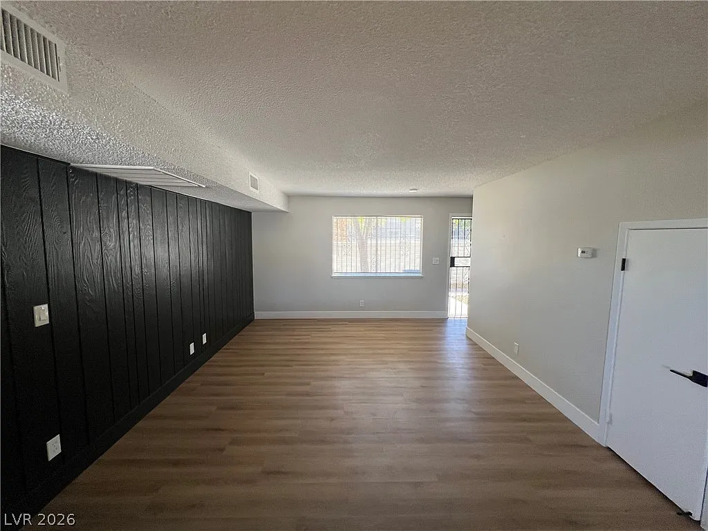 2 bed, 1.5 bath, 986 sqft, $1,400 — Photo 3