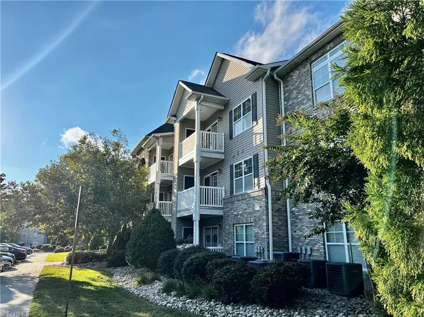 7102 W Friendly Ave Unit 209, Greensboro, NC 27410