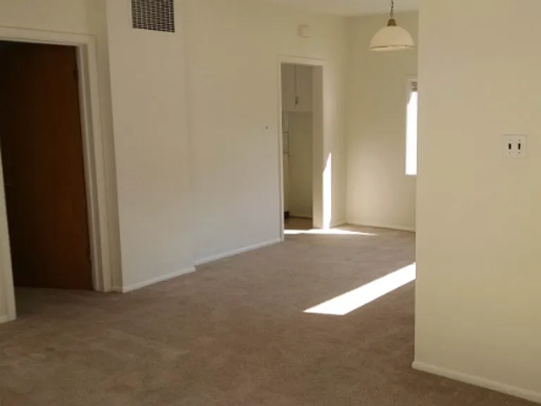 617 N State St — Photo 2