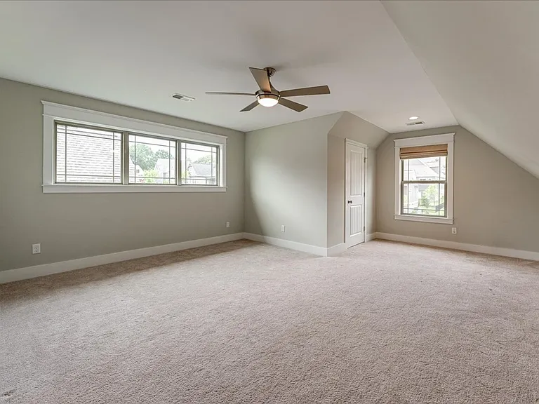 2318 Large Oak Dr — Photo 30