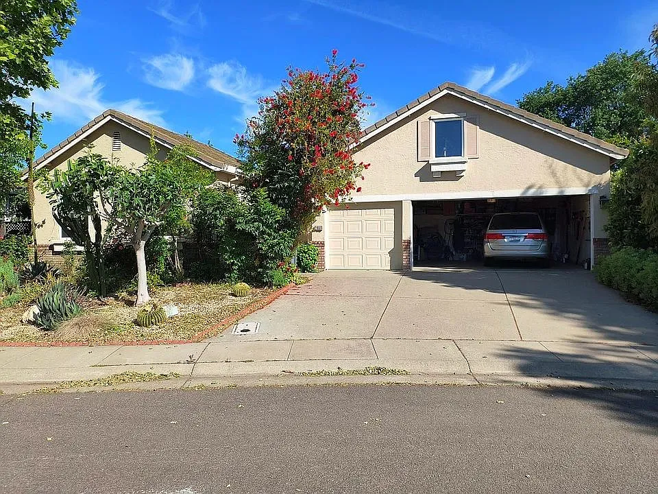 2 bed, 1.0 bath, 720 sqft, $1,898 — Photo 2