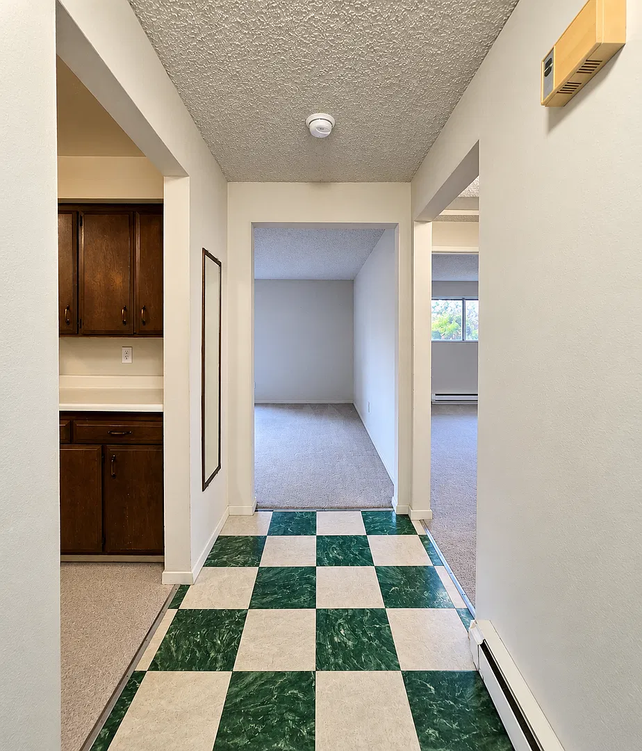 Uptown 2 Bed, 2 Bathroom For Rent! — Photo 2