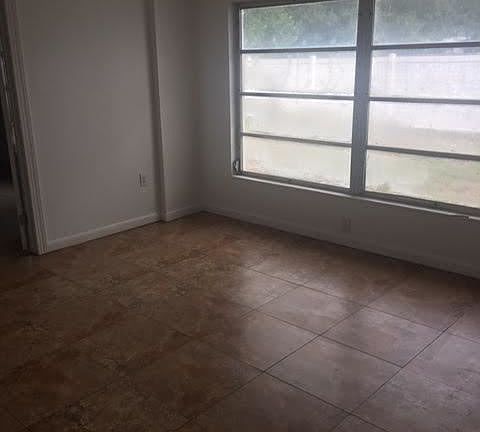 3rd image of 605 Poinsettia Dr
