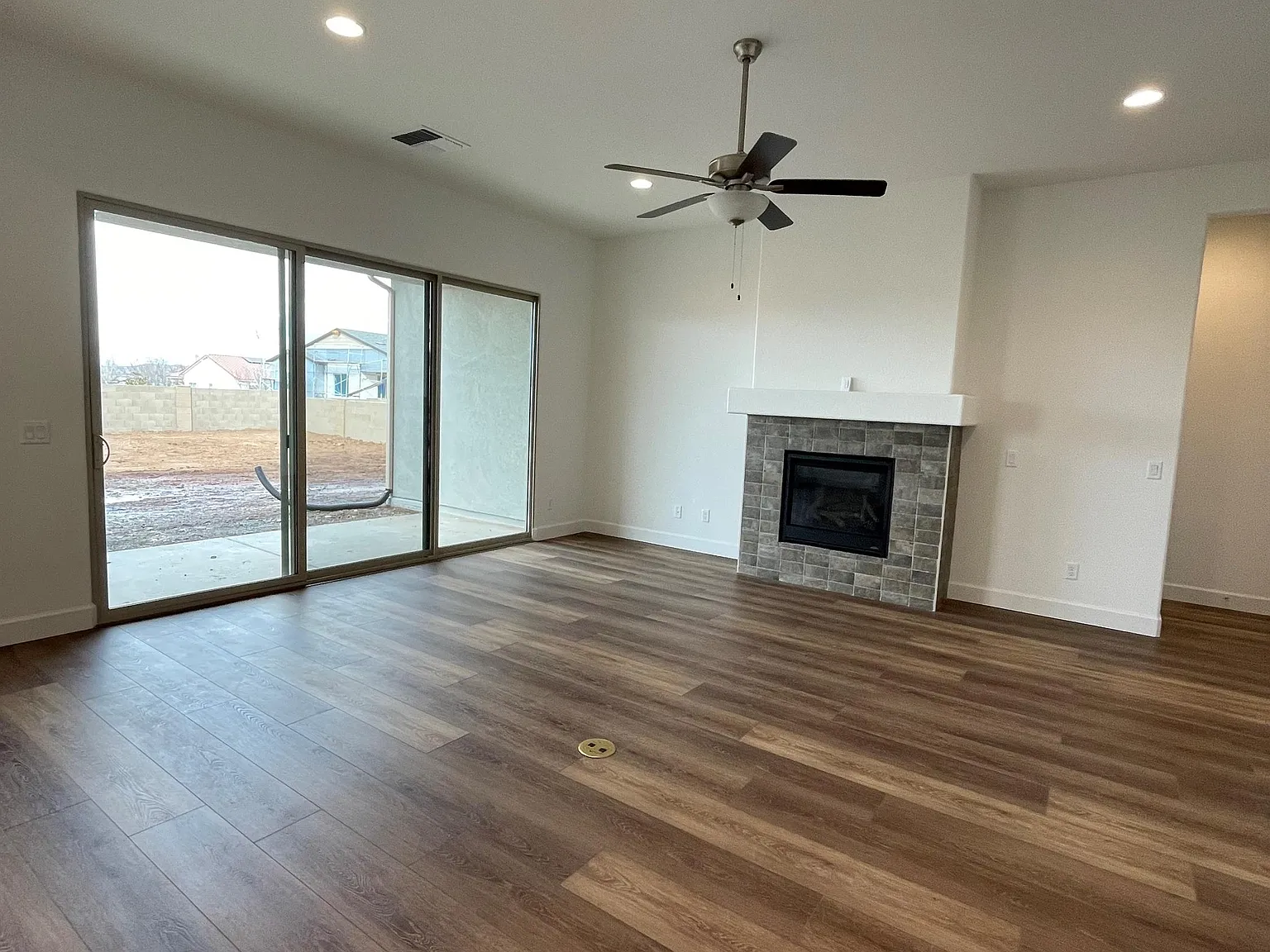 BC1621-7906 E Carbon Court - 1 — Photo 3