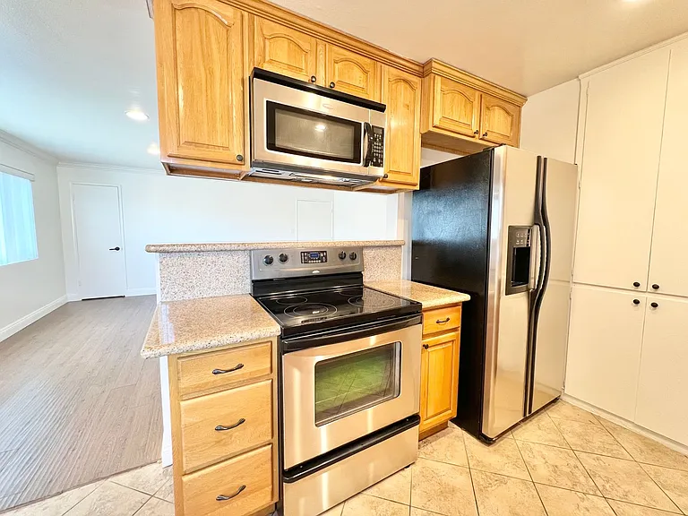 Newly Remodeled Lower Level 2 Bedroom 2 Bathroom Spacious Unit — Photo 5