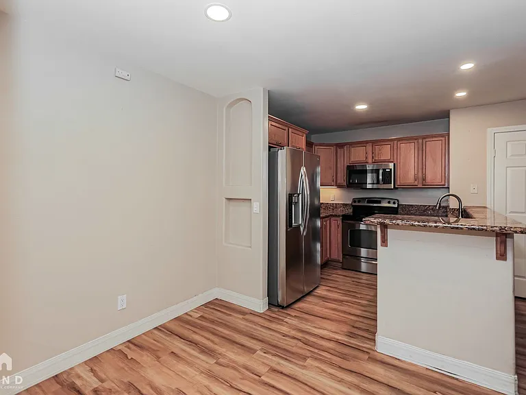 5252 Balboa Arms Dr #179 — Photo 8