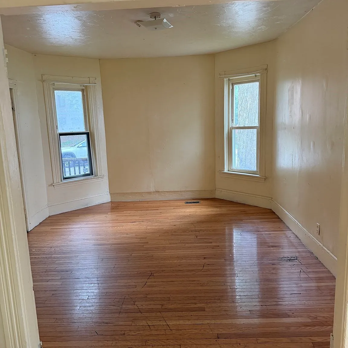 3 bed, 1.0 bath, 1180 sqft, $2,200 — Photo 1