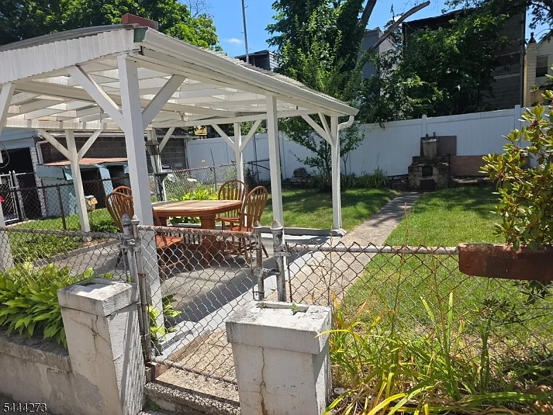 3 bed, 1.0 bath, $2,300 — Photo 3