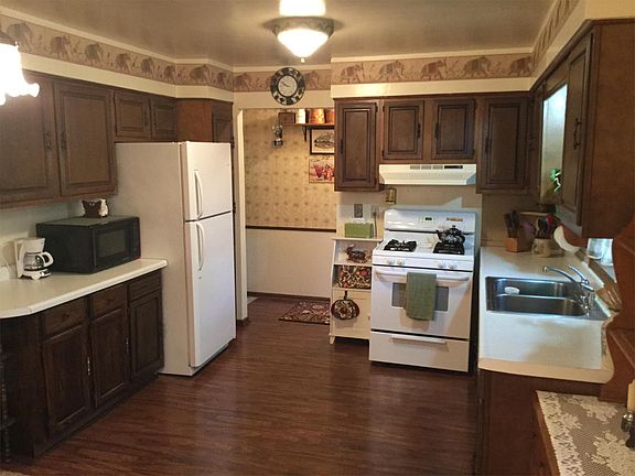 3rd image of 18325 Everglade Dr NE