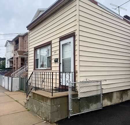 3rd image of 218 Florida St