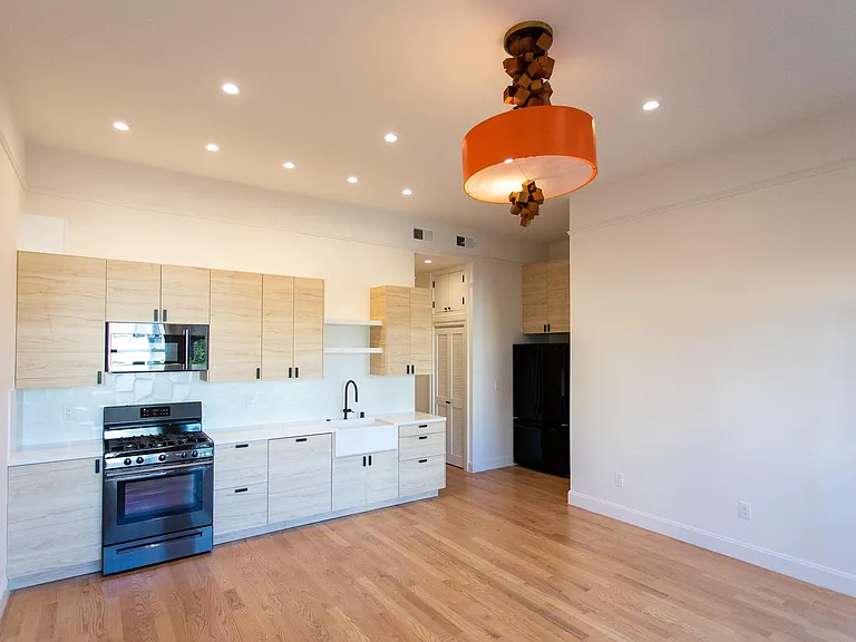 861 S Van Ness Ave — Photo 18