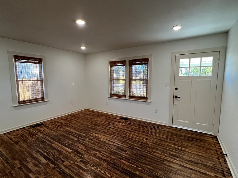 517 W Maple St — Photo 3