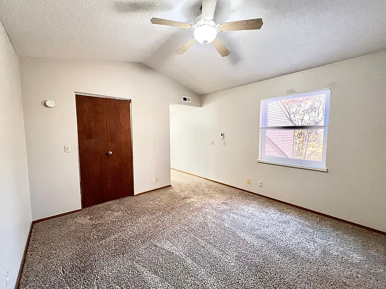Oakridge Apartments — Photo 27