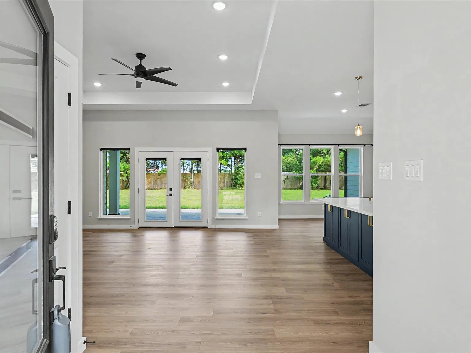 4 bed, 2.5 bath, 2078 sqft, $3,000 — Photo 2