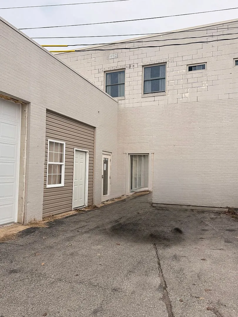 Building Photo - 1000 N Pine St