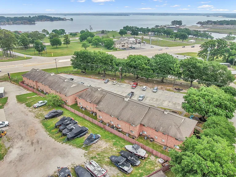 Lakeview Point Apartments — Photo 8