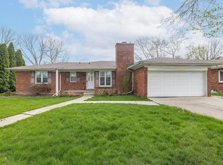 899 S Brys Dr, Grosse Pointe Woods, MI 48236
