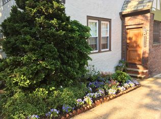23918 Poplar St, Douglaston, NY 11363