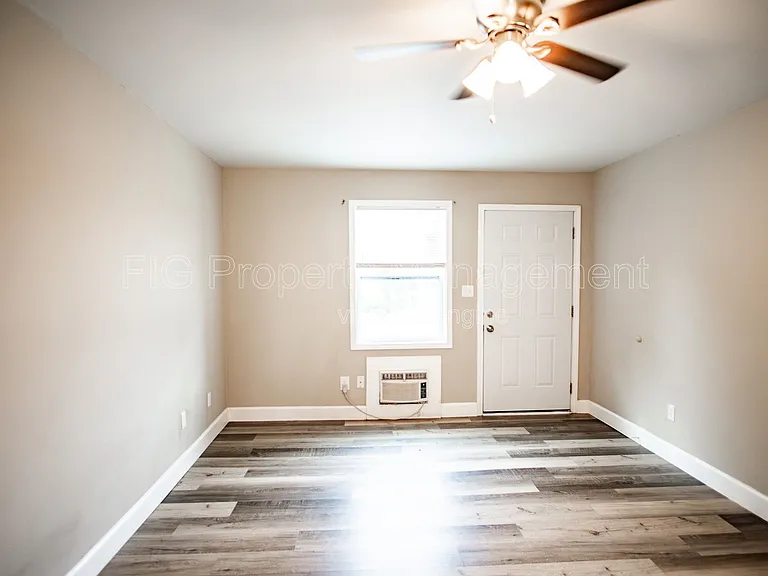 2311 Holbrook Dr #4 — Photo 2