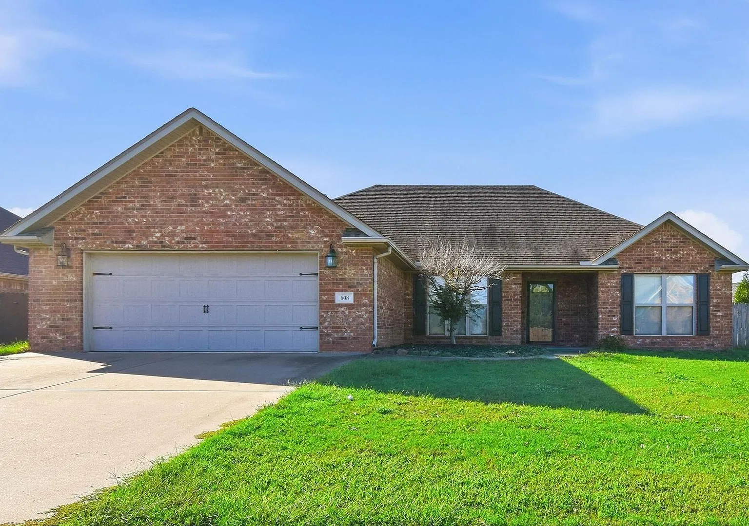 Beautiful and Spacious 3 Bedroom Home — Photo 2