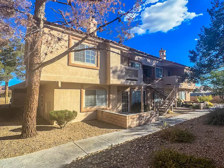 1600 N Torrey Pines Dr #102 — Photo 1