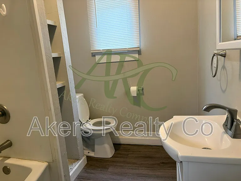 1610 W 18th St — Photo 9