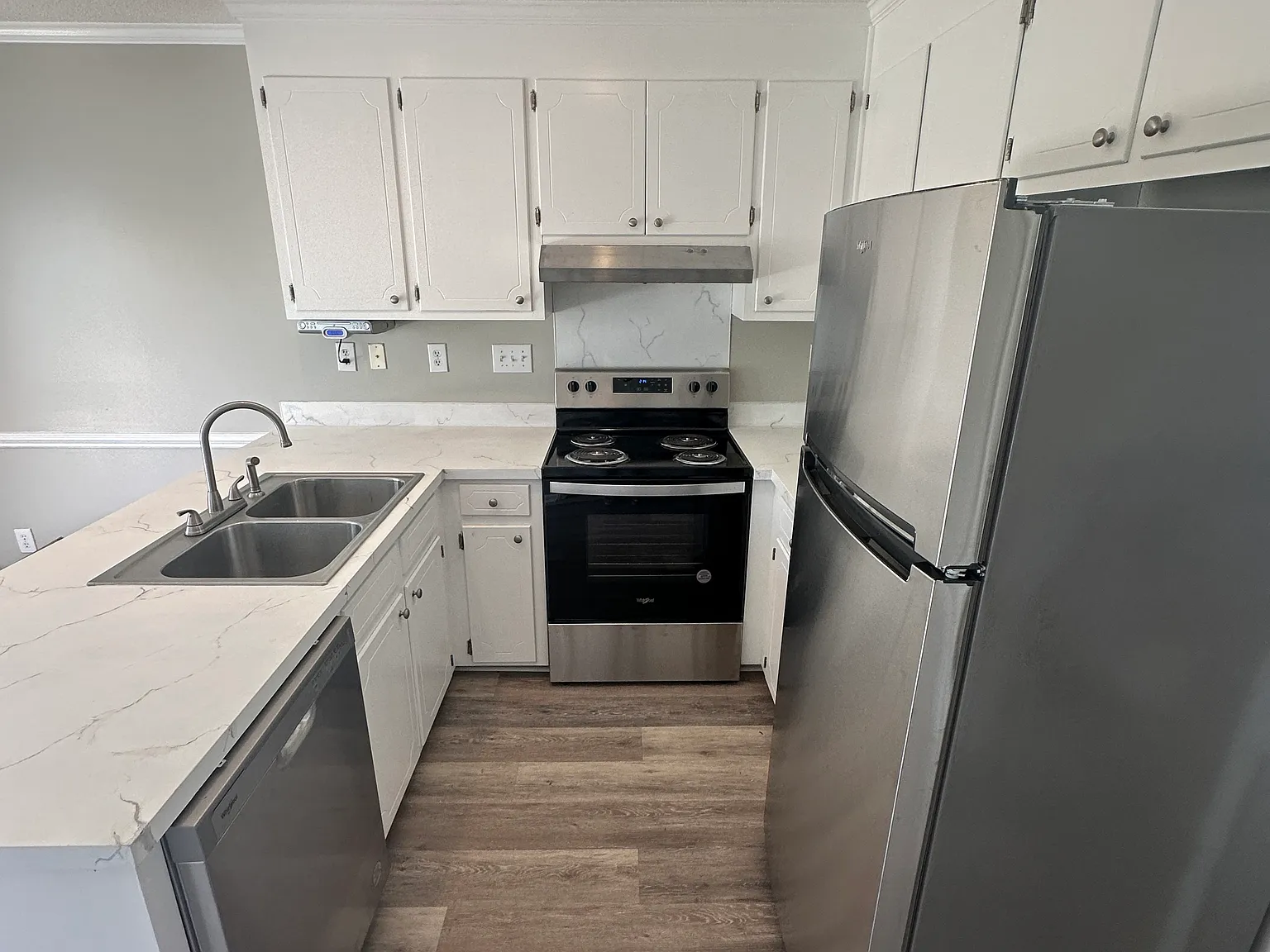 2 bed, 1.5 bath, 1042 sqft, $1,300 — Photo 4
