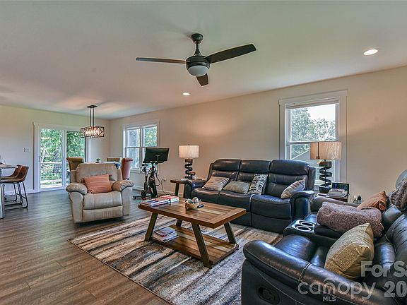 2nd image of 33 Ben Lippen Rd