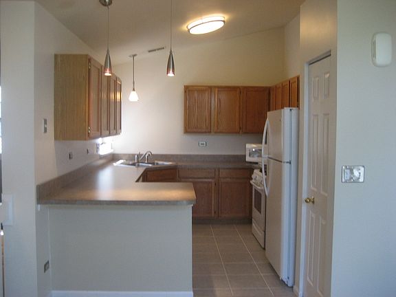 STEP-SAVING KITCHEN AND BREAKFAST BAR