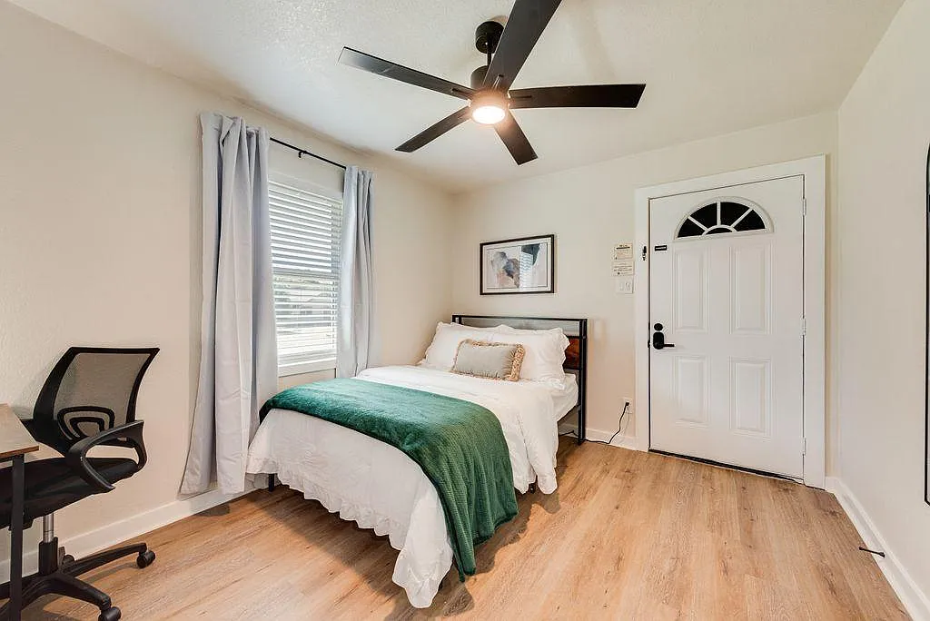 4 bed, 4.0 bath, 1600 sqft, $1,581 — Photo 1